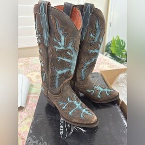 Beautiful, brown and turquoise stand post cowboy boots
